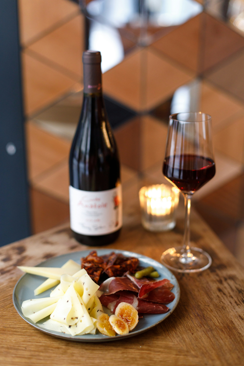 Quels vins rouges avec un plateau de fromages ? Nos conseils pour des accords réussis